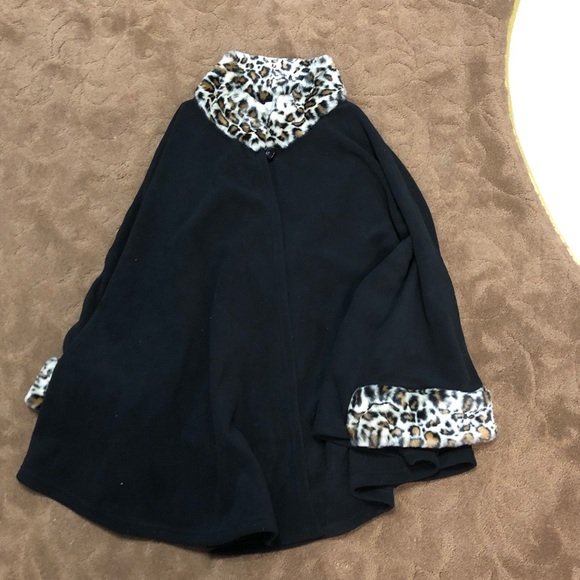 New fur cape/poncho - Picture 2 of 4